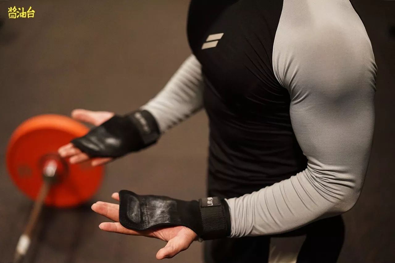 健身手套_健身手套小还是大点好_健身手套选择大一点还是小一点