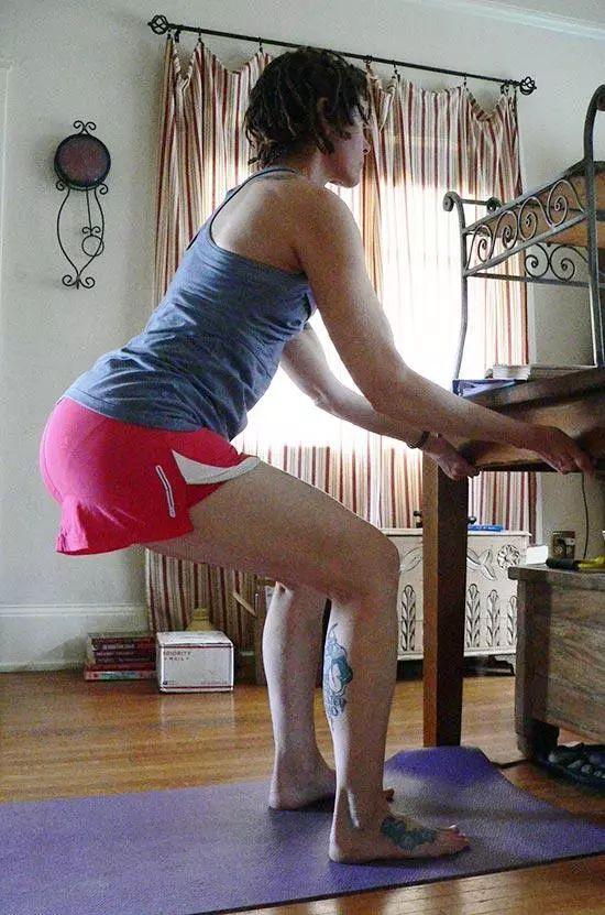 8 个在办公室里就能做的下肢运动