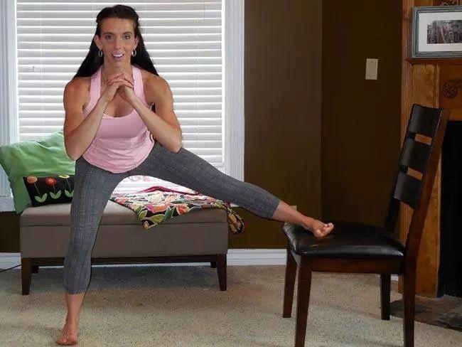 8 个在办公室里就能做的下肢运动