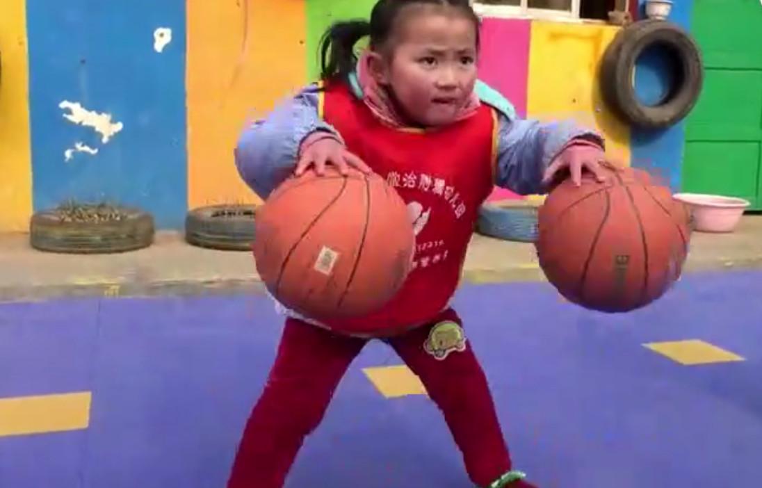 感统训练单腿椅_感统训练坐独角椅_感统课独脚凳的目的