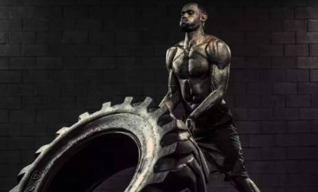 开yun体育app官方下载入口 球星训练有多苦？詹姆斯一次搬400斤轮胎，这么练想不壮都难！