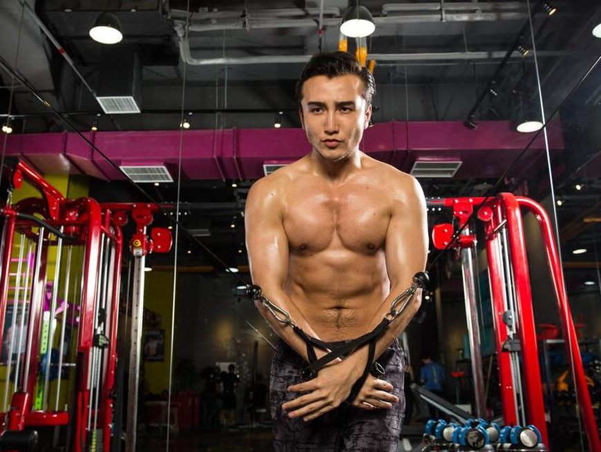 器械练胸_胸肌训练器怎么用_综合训练器 胸肌