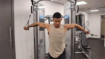 器械练胸_综合训练器 胸肌_胸肌训练器有用吗