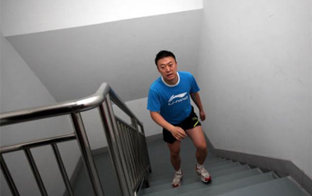 kaiyun体育登录网页入口 股四头肌力量不足，上下楼梯腿发软，3种训练方法帮你解决