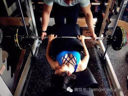 开yun体育app官方下载入口 如何正确地练习仰卧臀冲及其系列动作