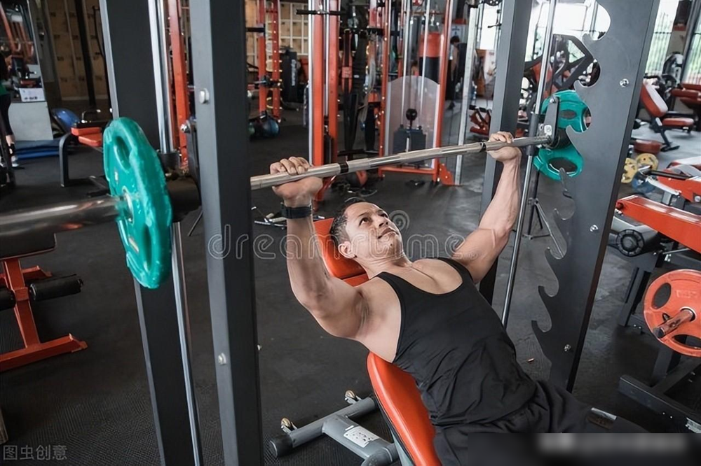 胸肌锻炼器材的使用方法_器械胸肌训练_综合训练器 胸肌