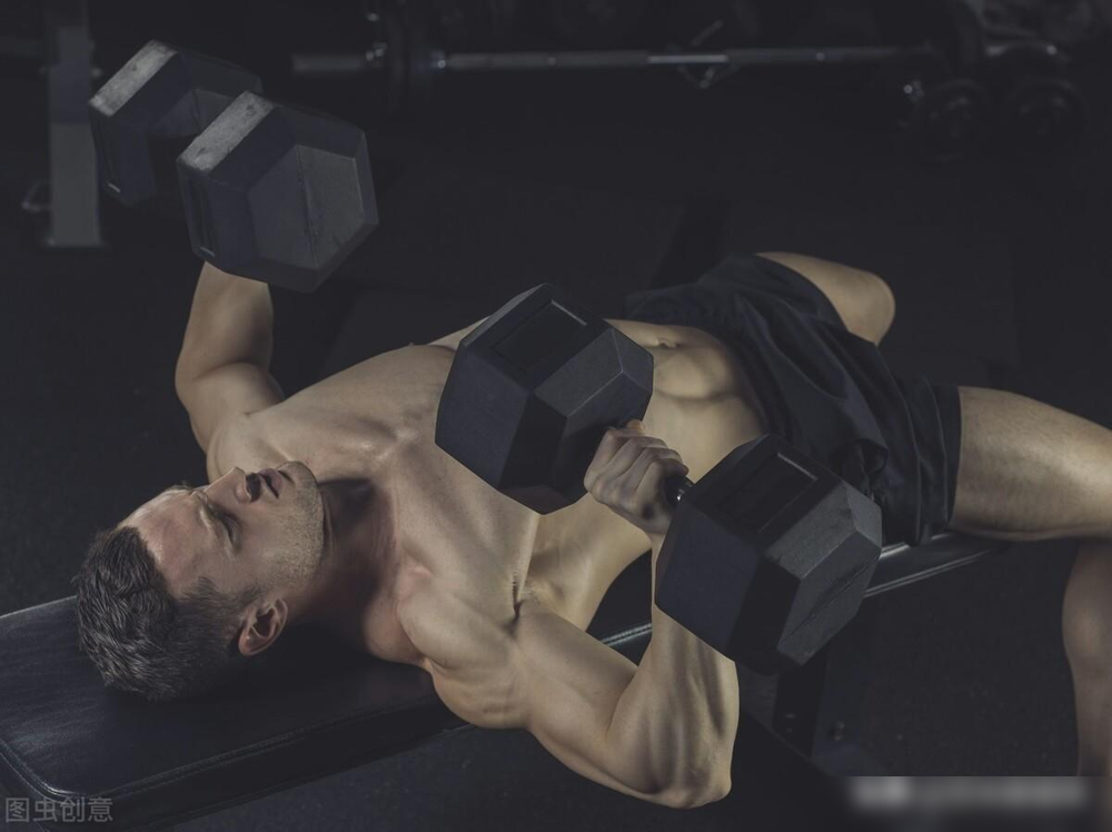 器械胸肌训练_胸肌锻炼器材的使用方法_综合训练器 胸肌