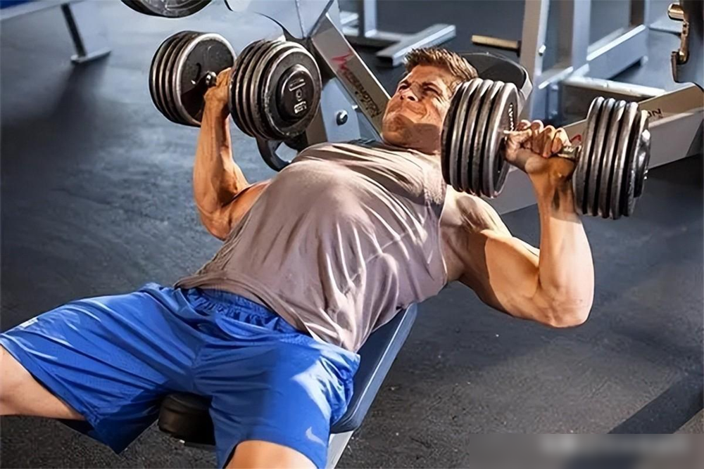 胸肌锻炼器材的使用方法_综合训练器 胸肌_器械胸肌训练