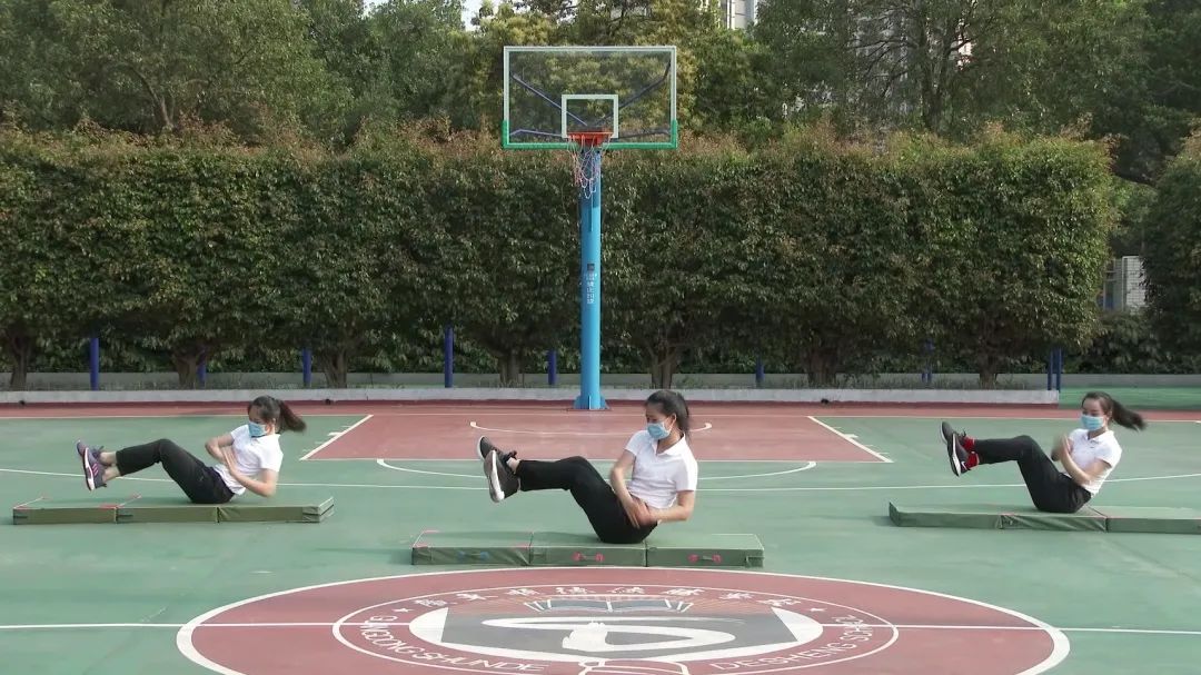 图解技术_综合训练器锻炼图解_腕力器锻炼方法图解