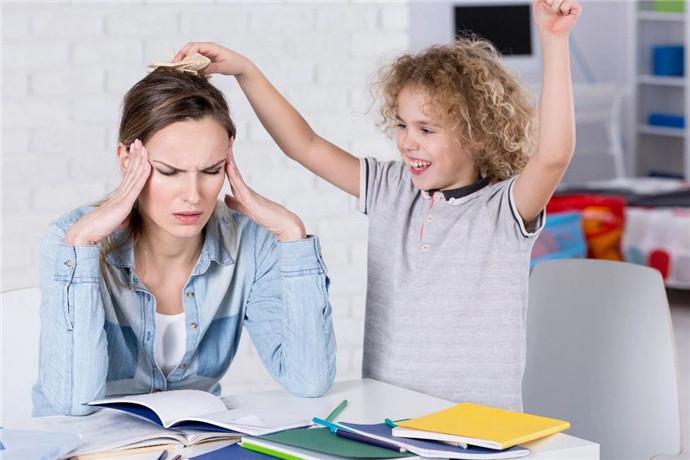 感统训练单腿椅_感统训练坐独角椅_感统课独脚凳的目的