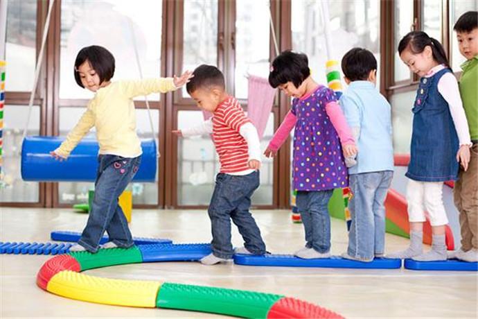 感统训练坐独角椅_感统训练单腿椅_感统课独脚凳的目的