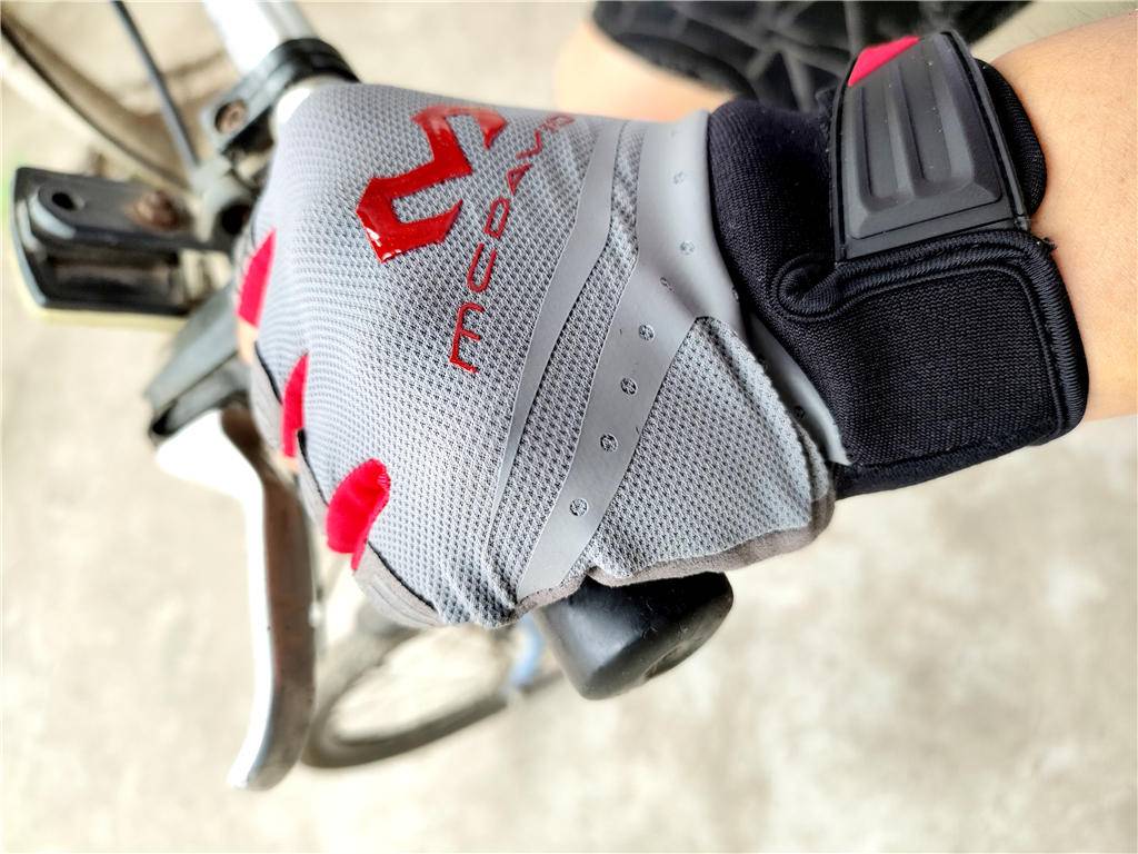 健身手套+护腕_健身手套护腕什么牌子好_手套健身护腕图片
