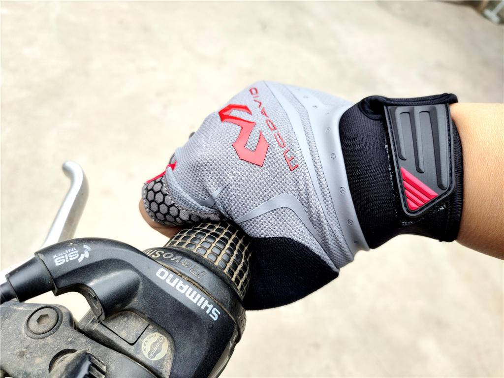 健身手套护腕什么牌子好_健身手套+护腕_手套健身护腕图片