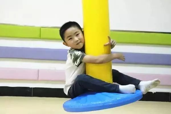 感统训练单脚站立_椅子体能训练_感统训练单腿椅