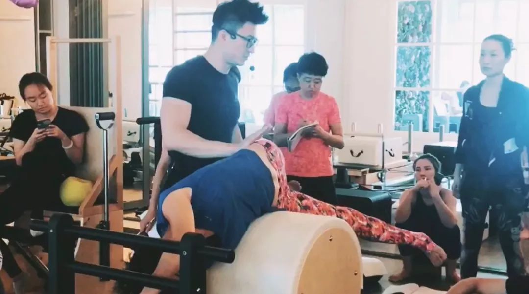 大型全身综合训练器_全身训练入门_全身训练动作大全