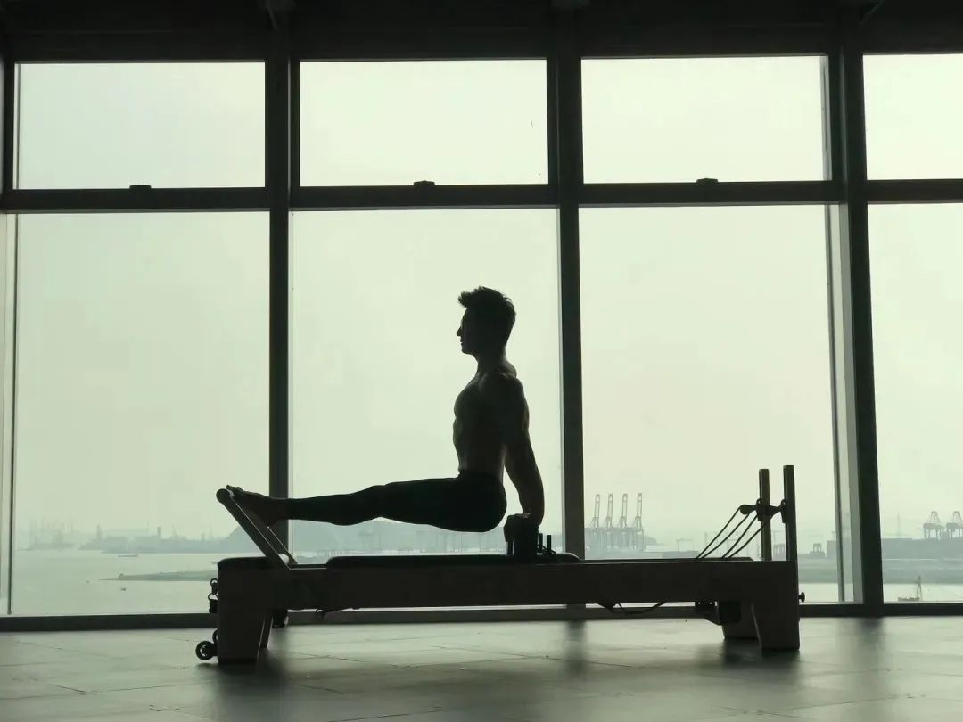 大型全身综合训练器_全身运动器材有哪些_全身性健身器材