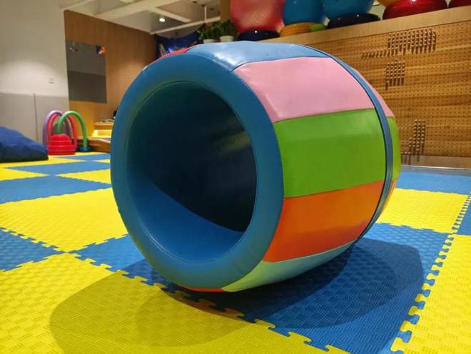 椅子练腿_感统训练单腿椅_感统训练坐独角椅