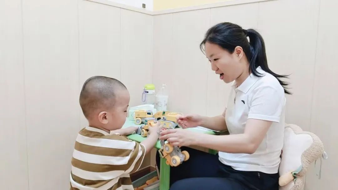 感统训练单腿椅_感统训练单脚站立_感统训练坐独角椅