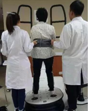 髋关节坐姿_髋关节训练器的适应症_髋关节训练椅