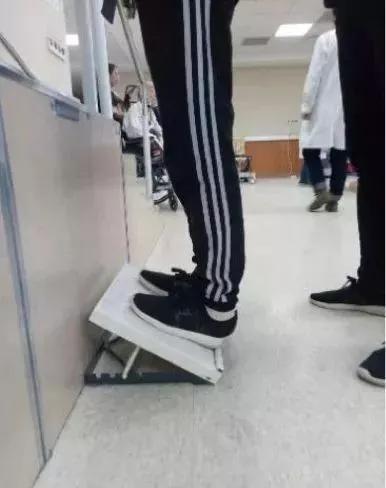 髋关节坐姿_髋关节训练器的适应症_髋关节训练椅