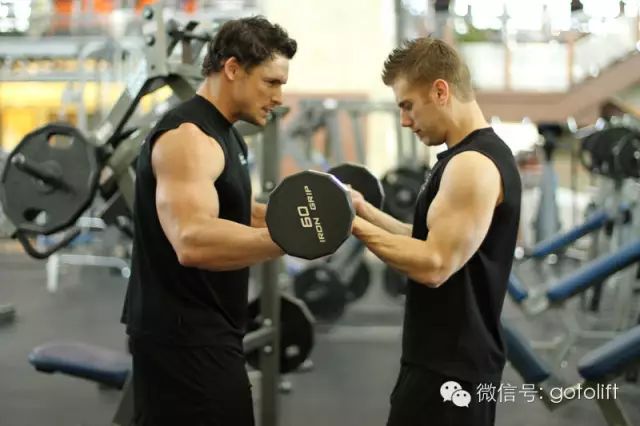 健身手套大小怎么选_健身手套选择大一点还是小一点_健身手套小还是大点好