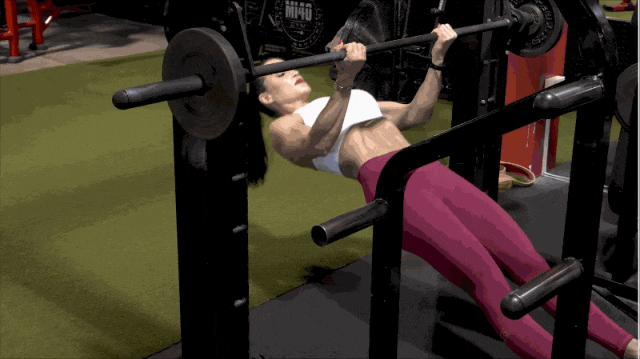 史密斯机的作用_综合训练器 史密斯机_史密斯机健身方法图解