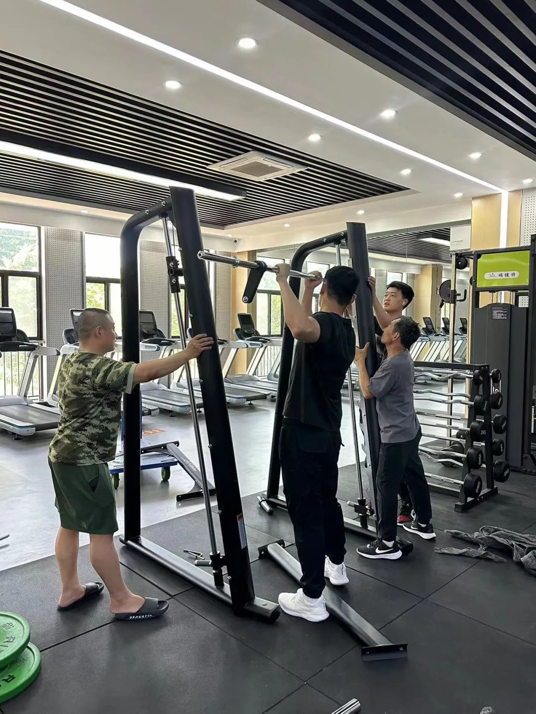 史密斯机的作用_综合训练器 史密斯机_史密斯机健身方法图解