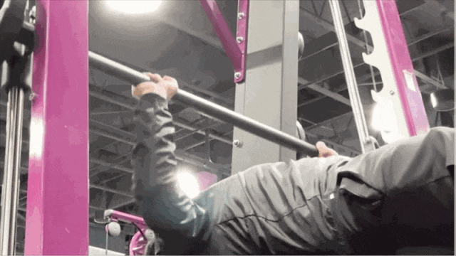 史密斯机健身方法图解_史密斯机的作用_综合训练器 史密斯机