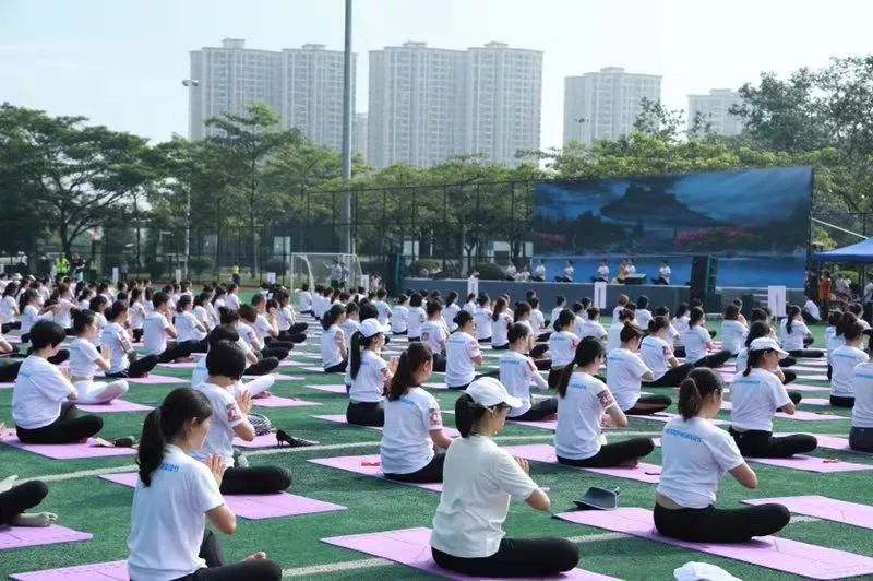 瑜伽健身动起来腰疼_瑜伽健身动起来肚子疼_健身动起来瑜伽