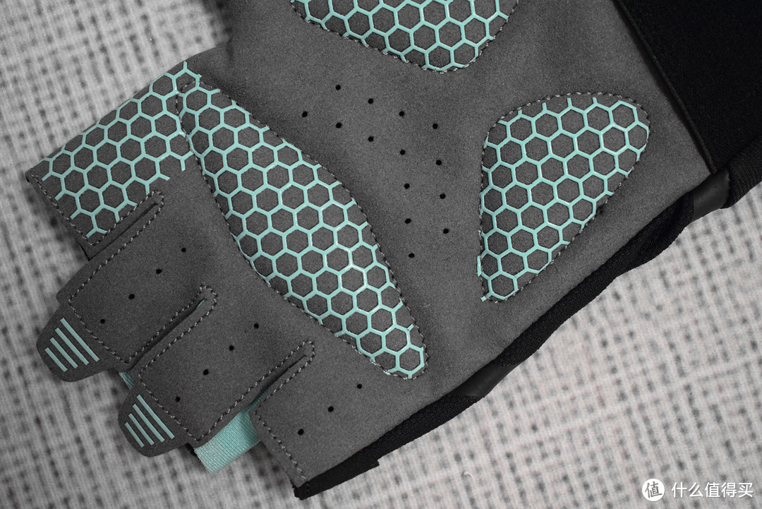 撸铁戴手套,你以为只是为了防止磨出老茧?