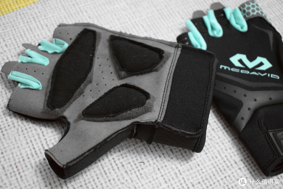 撸铁戴手套,你以为只是为了防止磨出老茧?