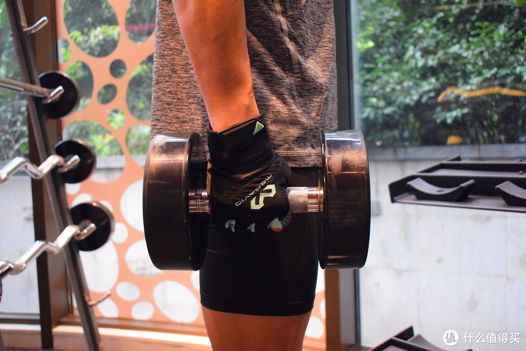 撸铁戴手套,你以为只是为了防止磨出老茧?
