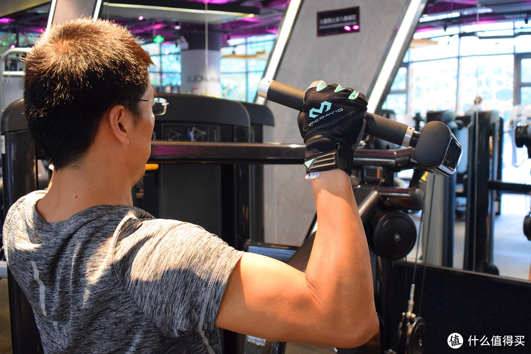 撸铁戴手套,你以为只是为了防止磨出老茧?