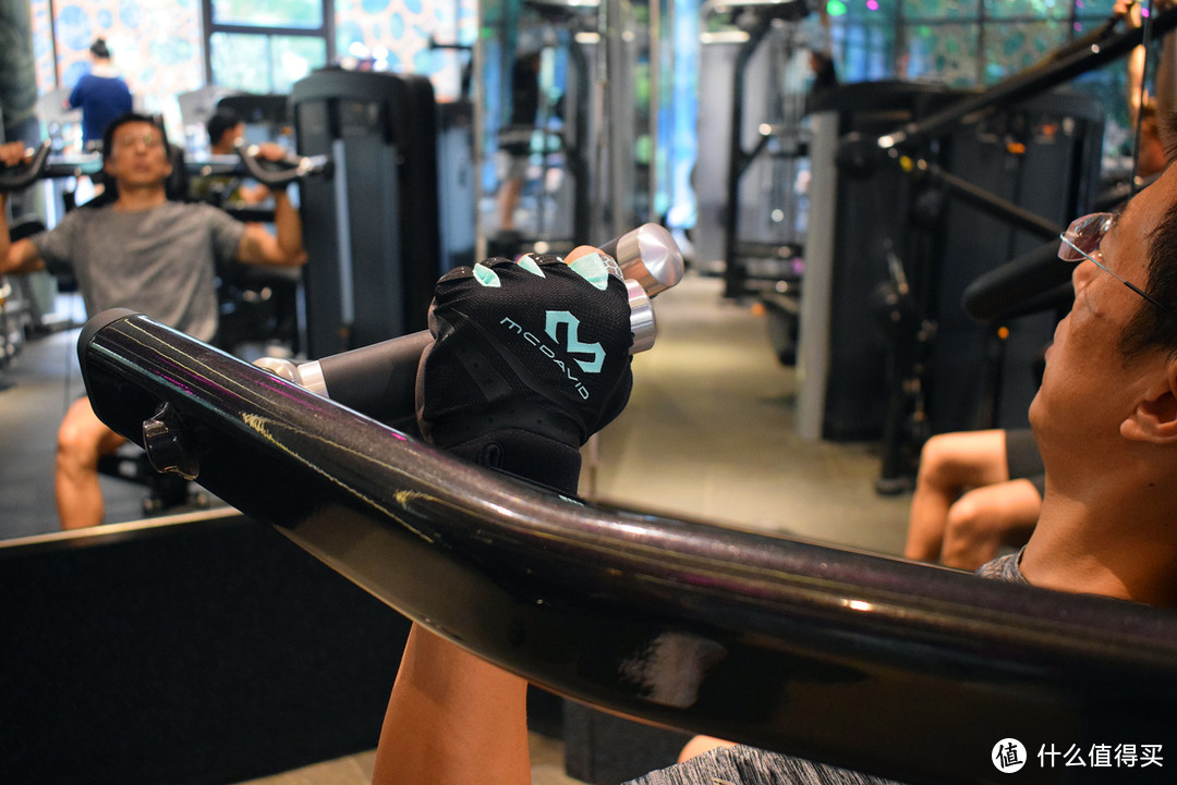 撸铁戴手套,你以为只是为了防止磨出老茧?