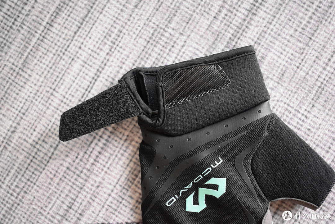 撸铁戴手套,你以为只是为了防止磨出老茧?