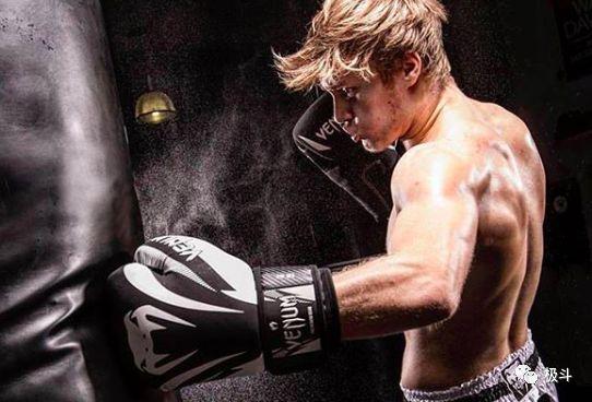 健身用的手套_健身手套要紧一点吗_健身运动手套