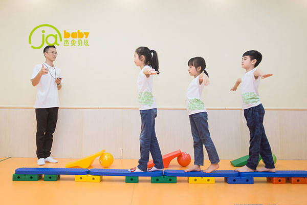 感统训练单脚站立_感统训练单腿椅_感统训练坐独角椅