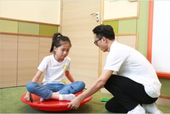 感统训练单腿椅_感统训练单脚站立_感统训练坐独角椅