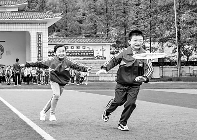 手套健身护腕怎么戴_带护腕的健身手套_健身护腕手套