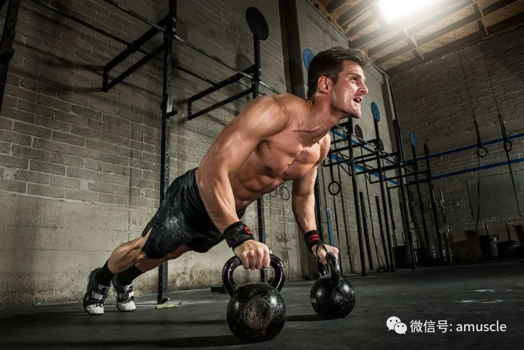 胸肌和什么肌肉一起练比较好_胸肌练出来_练胸肌胸会变大么