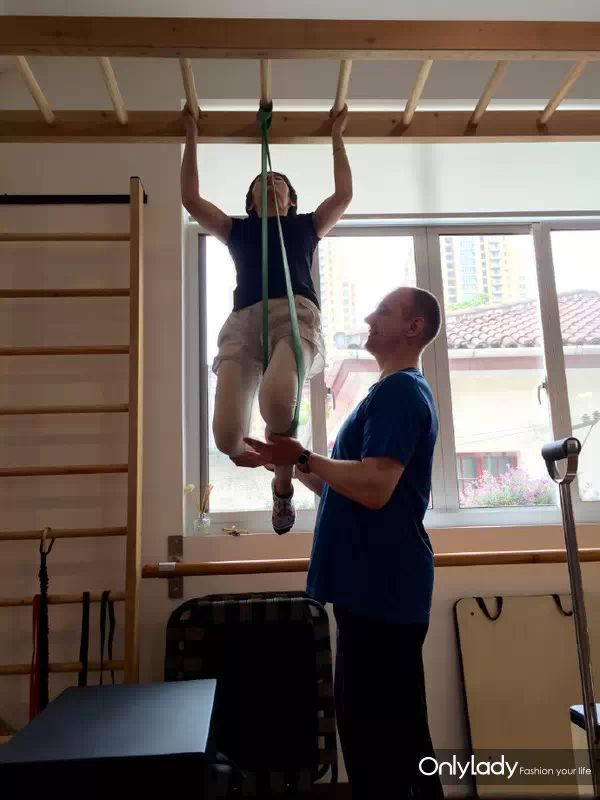 健身手套护腕什么牌子好_手套健身护腕需要戴多久_健身手套需要护腕吗