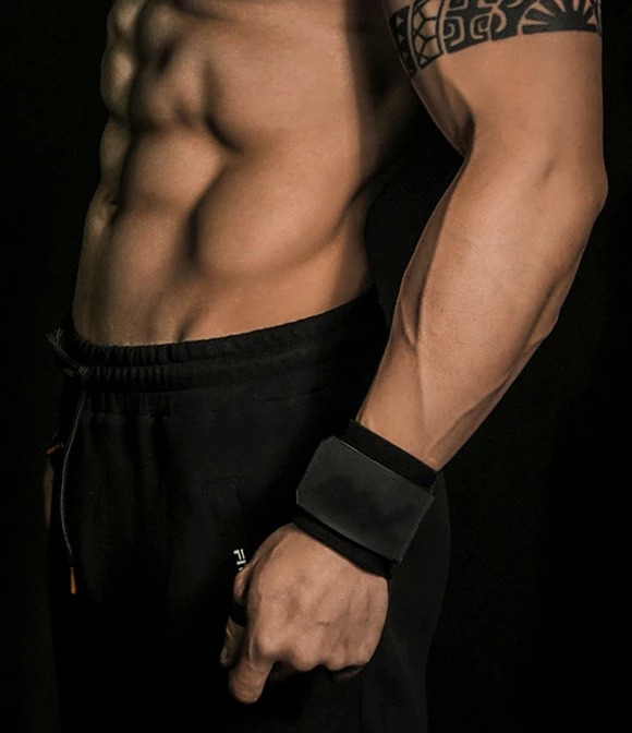 戴手套健身的好处_健身戴不戴手套_戴手套健身会起茧吗