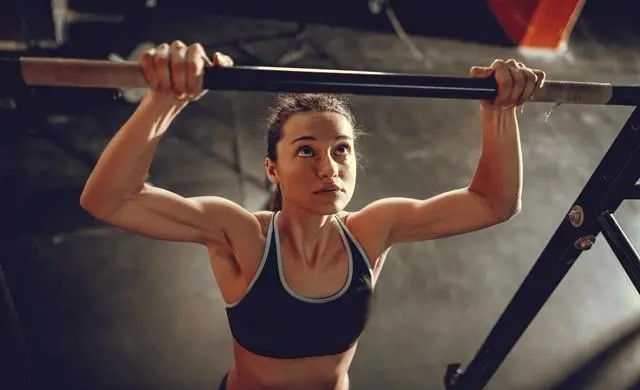 纯靠手臂引体向上_引体练手臂_引体手臂不能完全放到