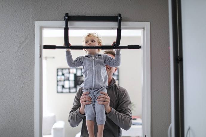 开yun体育app官方下载入口 室内家用单杠该怎么选择及哪个牌子的家用单杠器械好？