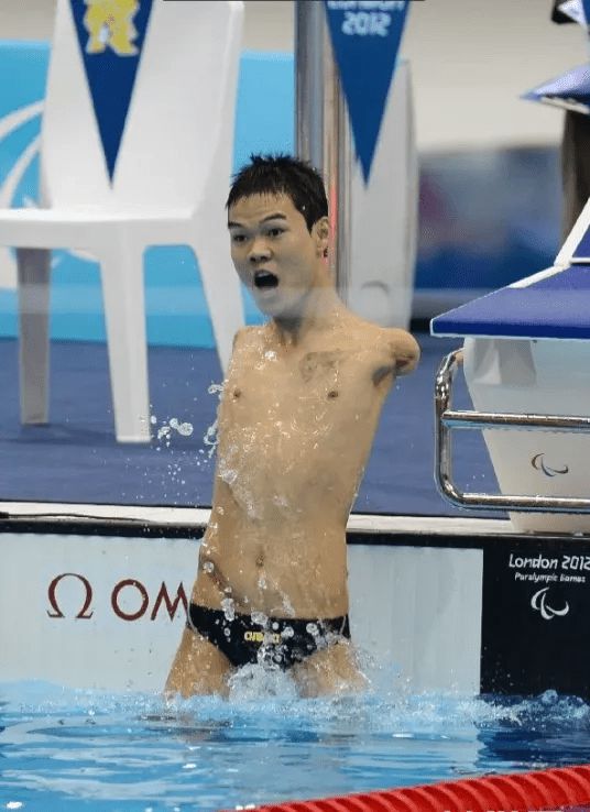 一般游泳运动员每天游多少_游泳运动员一天训练量_游泳训练一天游多少米