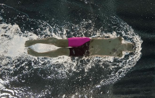 游泳训练一天游多少米_游泳运动员一天训练量_一般游泳运动员每天游多少