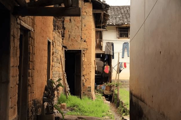 游泳训练一天游多少米_一般游泳运动员每天游多少_游泳运动员一天训练量