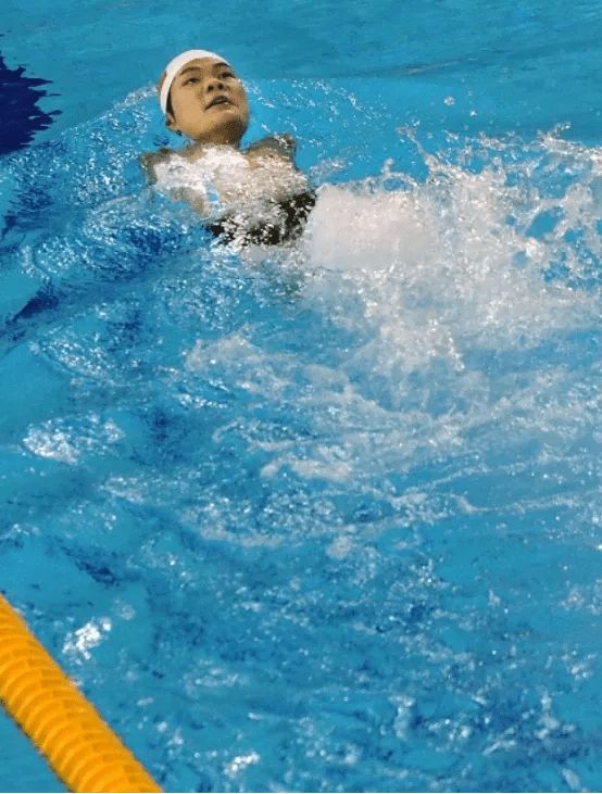 一般游泳运动员每天游多少_游泳运动员一天训练量_游泳训练一天游多少米