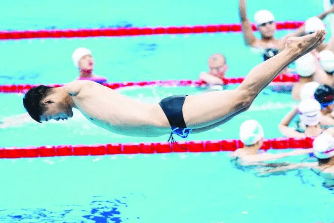 一般游泳运动员每天游多少_游泳运动员一天训练量_游泳训练一天游多少米