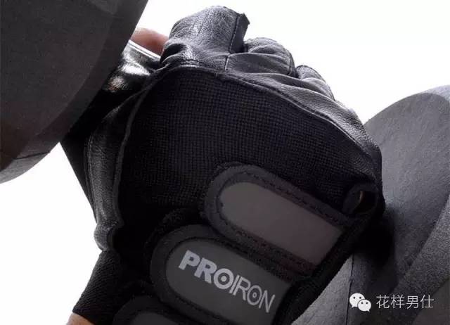 健身戴不戴手套_戴手套健身还会磨出茧子吗_戴手套健身会起茧吗